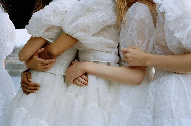 娃娃裙的潮味巧搭，娃娃裙秋冬搭外套（属于泡泡袖娃娃裙的甜美夏天）