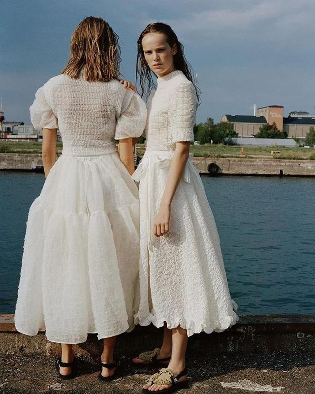 娃娃裙的潮味巧搭，娃娃裙秋冬搭外套（属于泡泡袖娃娃裙的甜美夏天）