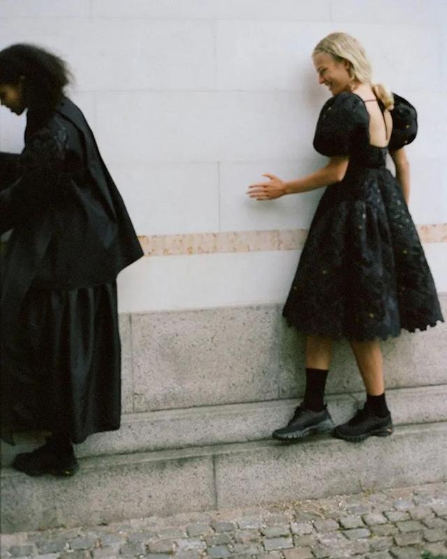 娃娃裙的潮味巧搭，娃娃裙秋冬搭外套（属于泡泡袖娃娃裙的甜美夏天）