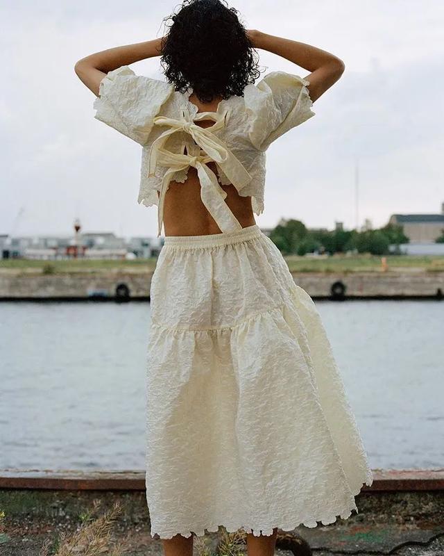 娃娃裙的潮味巧搭，娃娃裙秋冬搭外套（属于泡泡袖娃娃裙的甜美夏天）