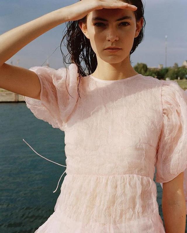 娃娃裙的潮味巧搭，娃娃裙秋冬搭外套（属于泡泡袖娃娃裙的甜美夏天）