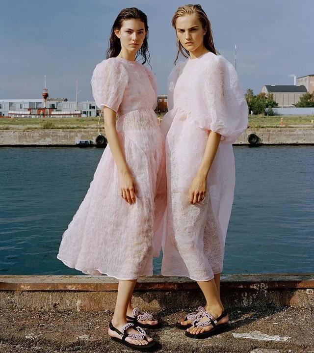 娃娃裙的潮味巧搭，娃娃裙秋冬搭外套（属于泡泡袖娃娃裙的甜美夏天）