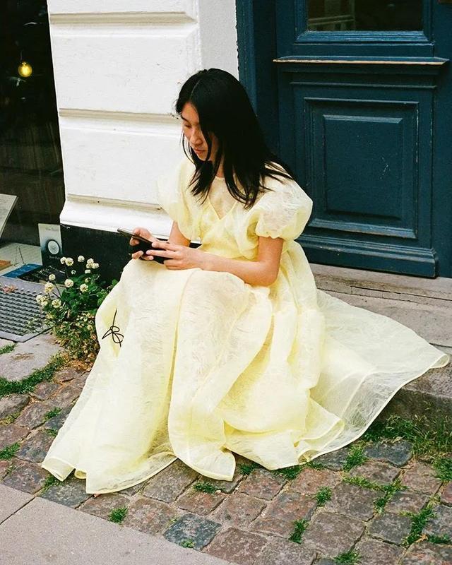 娃娃裙的潮味巧搭，娃娃裙秋冬搭外套（属于泡泡袖娃娃裙的甜美夏天）