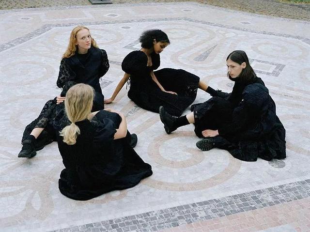 娃娃裙的潮味巧搭，娃娃裙秋冬搭外套（属于泡泡袖娃娃裙的甜美夏天）