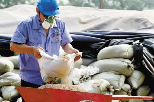 砂子一方多少公斤，一方沙子多少公斤（机车上砂工 每天需要端一吨砂）