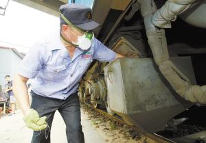 砂子一方多少公斤，一方沙子多少公斤（机车上砂工 每天需要端一吨砂）