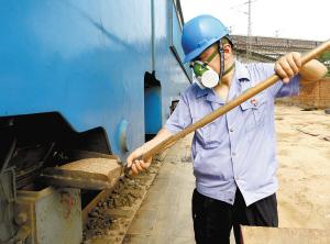 砂子一方多少公斤，一方沙子多少公斤（机车上砂工 每天需要端一吨砂）