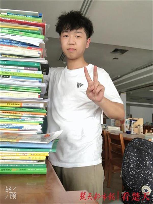 武汉工程科技学院官网，武汉工程科技学院官网教务处（“半人高”书籍作伴、每天复习十几个小时）