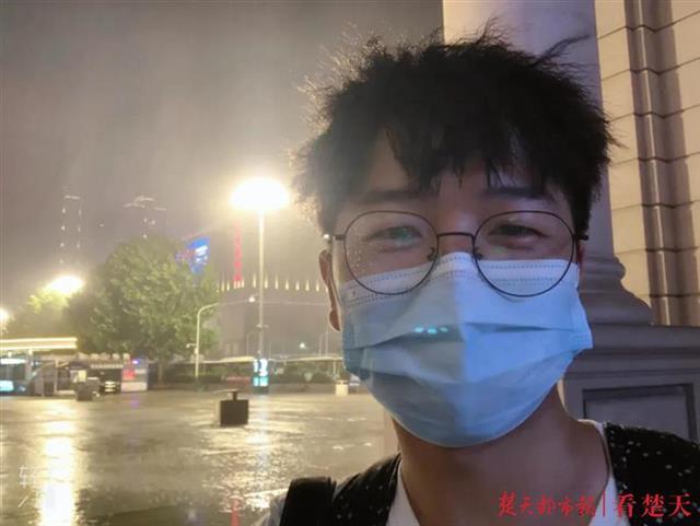 武汉工程科技学院官网，武汉工程科技学院官网教务处（“半人高”书籍作伴、每天复习十几个小时）