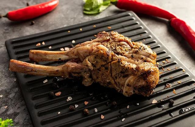 羊肉吃多了会怎样，壮汉脚肿得无法下地