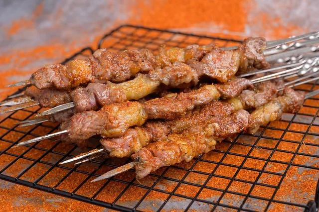 羊肉吃多了会怎样，壮汉脚肿得无法下地