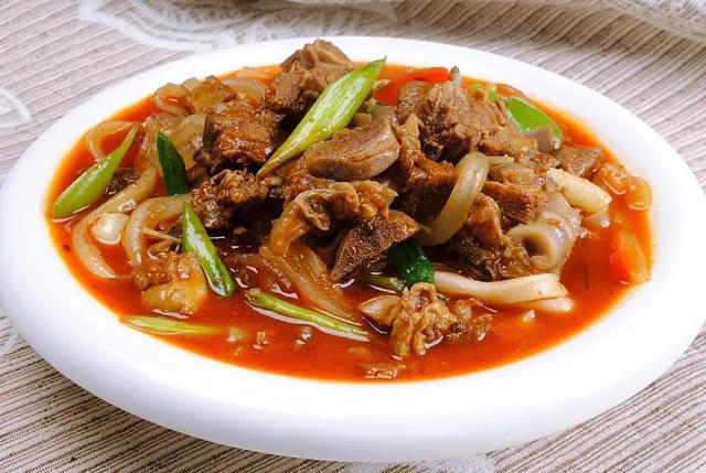 羊肉吃多了会怎样，壮汉脚肿得无法下地