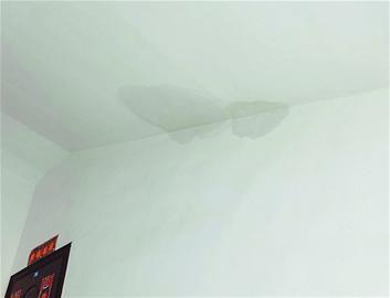 顶楼一般多久开始漏水，顶楼房子一般多久就容易漏水（楼顶漏水没人给修）