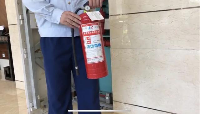 使用灭火器的正确方法，灭火器的使用步骤（灭火器会用吗？消防蓝朋友教你）