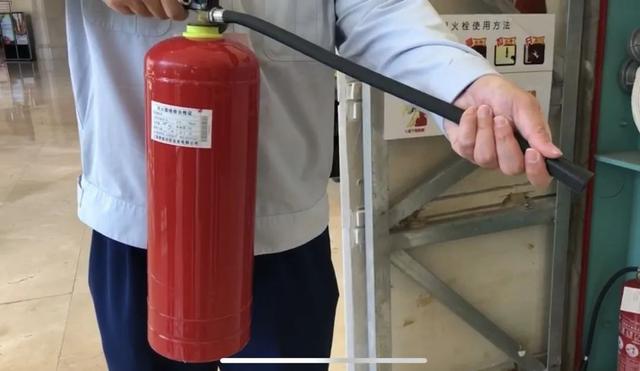 使用灭火器的正确方法，灭火器的使用步骤（灭火器会用吗？消防蓝朋友教你）