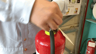 使用灭火器的正确方法，灭火器的使用步骤（灭火器会用吗？消防蓝朋友教你）