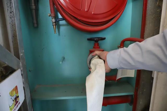 使用灭火器的正确方法，灭火器的使用步骤（灭火器会用吗？消防蓝朋友教你）