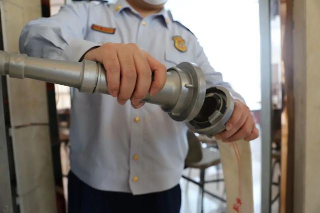 使用灭火器的正确方法，灭火器的使用步骤（灭火器会用吗？消防蓝朋友教你）