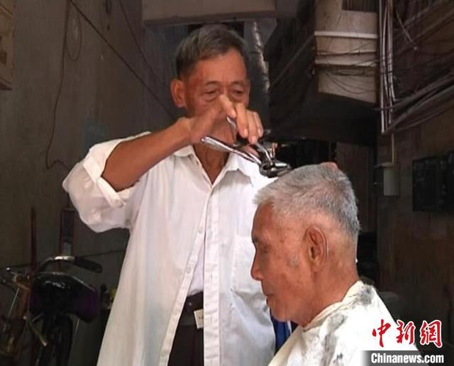 清一色图片，清一色（从清一色麻花辫、小平头到发型“百花齐放”）