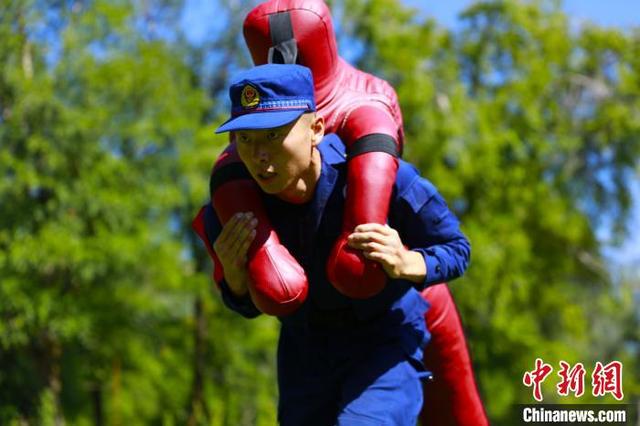 新疆伊犁海拔多少米，伊犁海拔多少米高（新疆伊犁“火焰蓝”野外驻训练本领）