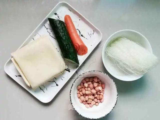 夏天夜宵High起来凉拌豆皮，凉拌甜豆皮（凉拌豆皮丝：夏天必备凉菜）