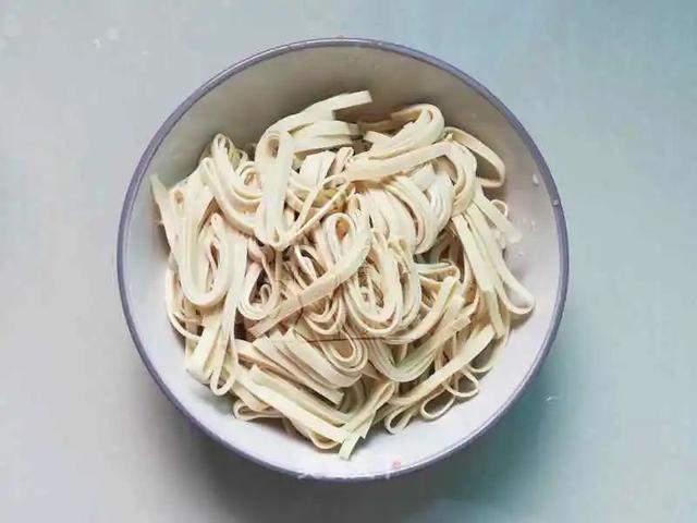 夏天夜宵High起来凉拌豆皮，凉拌甜豆皮（凉拌豆皮丝：夏天必备凉菜）