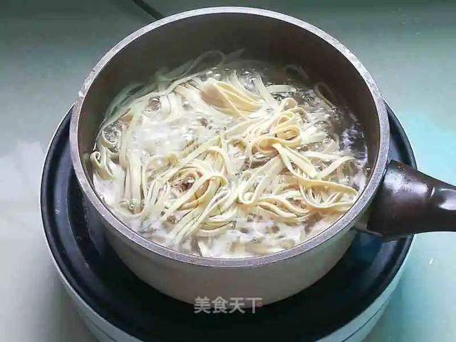 夏天夜宵High起来凉拌豆皮，凉拌甜豆皮（凉拌豆皮丝：夏天必备凉菜）