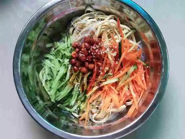夏天夜宵High起来凉拌豆皮，凉拌甜豆皮（凉拌豆皮丝：夏天必备凉菜）