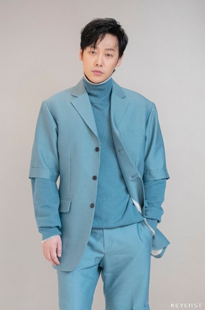 819438李栋旭是拥有温柔气质和性感眼神的明星.