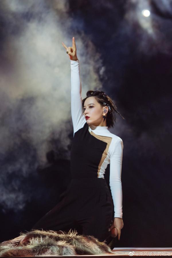 口红雨衣的工作原理是什么呢，什么是口红雨衣（你要的黑唇定妆在这呀）