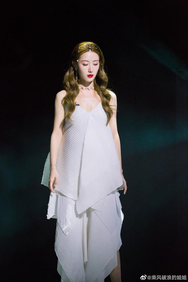 口红雨衣的工作原理是什么呢，什么是口红雨衣（你要的黑唇定妆在这呀）