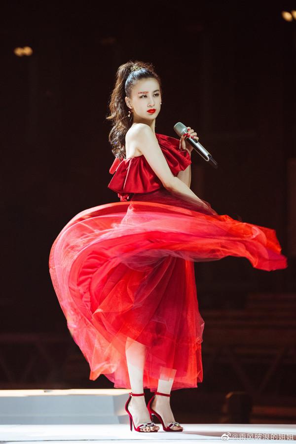 口红雨衣的工作原理是什么呢，什么是口红雨衣（你要的黑唇定妆在这呀）