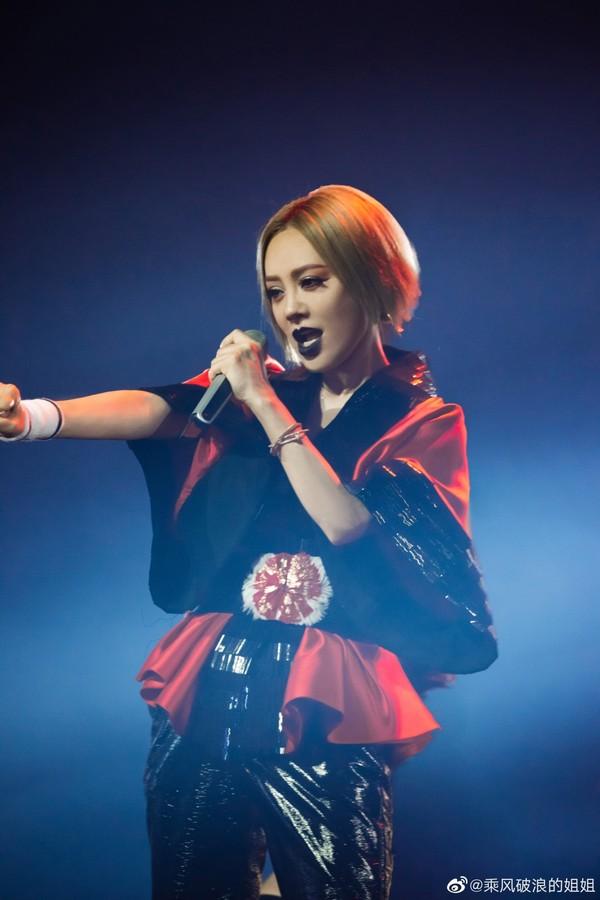 口红雨衣的工作原理是什么呢，什么是口红雨衣（你要的黑唇定妆在这呀）