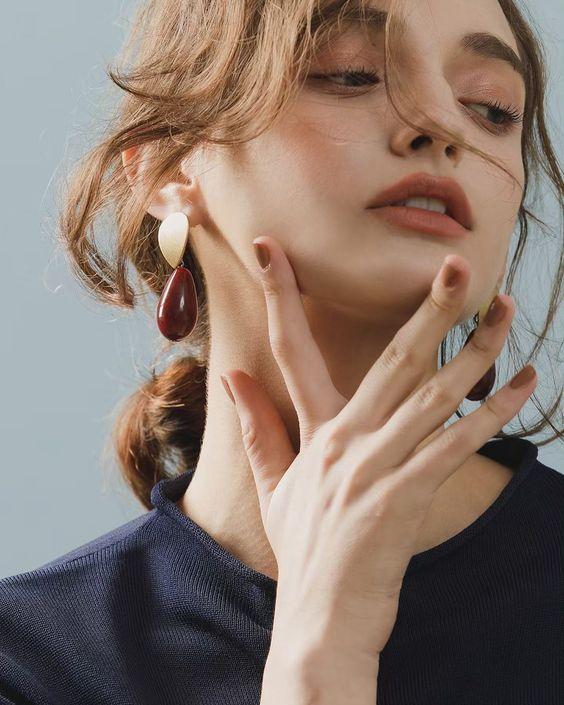 口红雨衣的工作原理是什么呢，什么是口红雨衣（你要的黑唇定妆在这呀）