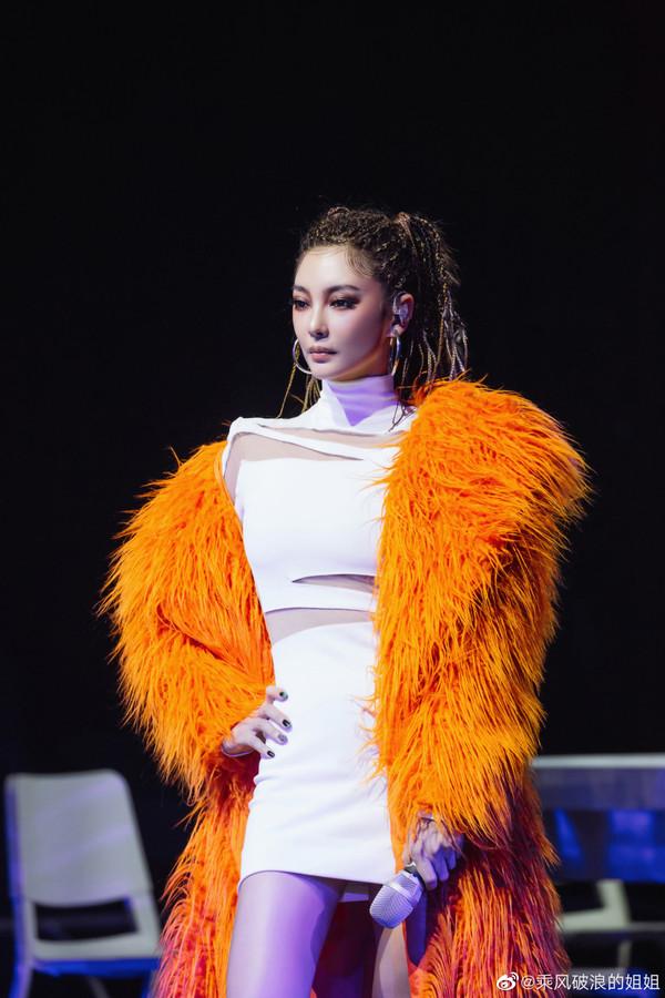 口红雨衣的工作原理是什么呢，什么是口红雨衣（你要的黑唇定妆在这呀）