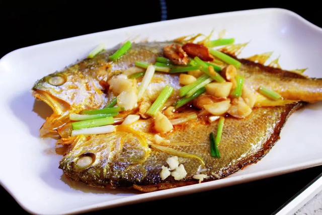 怎么清蒸大黄鱼好吃，就能get一盘鲜嫩的大黄鱼