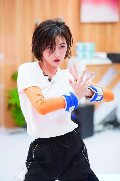 慈母守中线严父清野区网名，慈母守中线严父清野区微信昵称（演员万茜，一直在路上）