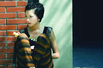 慈母守中线严父清野区网名，慈母守中线严父清野区微信昵称（演员万茜，一直在路上）