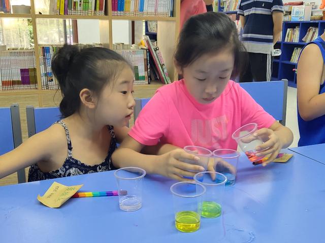 红色和蓝色混合在一起是什么颜色，蓝色和红色混合是什么颜色（带你遇见神奇世界）