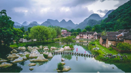 《青春在大地》首播 娄艺潇谷智鑫携手打卡千年瑶寨
