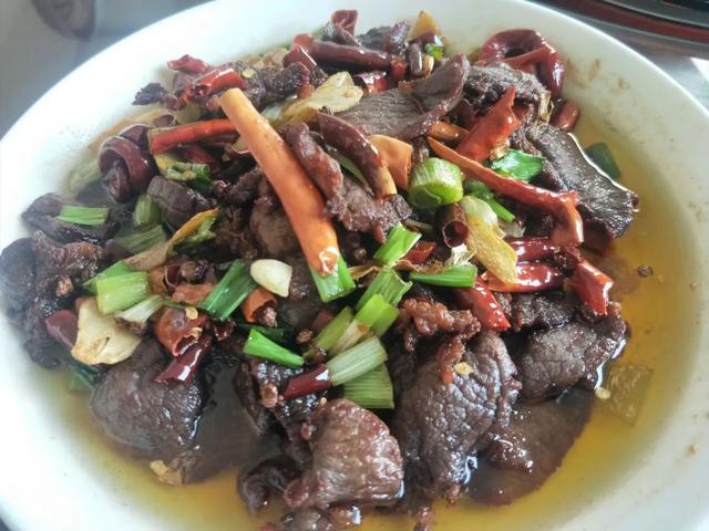 旱鸭怎么做好吃，旱鸭怎么做才好吃（吃在砚山——馋人的干锅鸭）