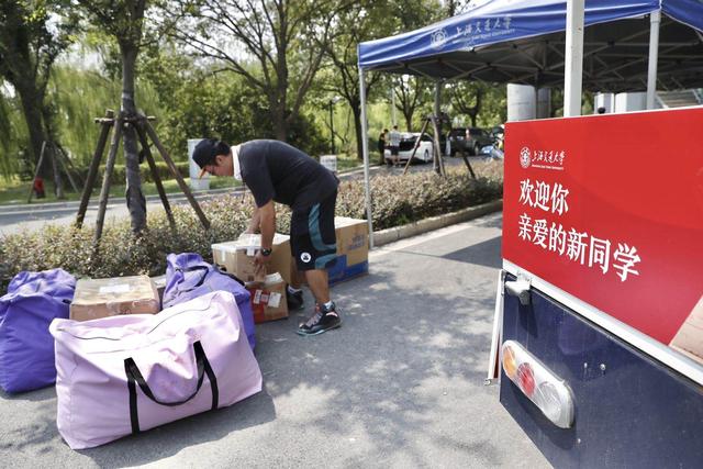 上海交通大学迎新网，2021级上海交通大学新生开学时间和入学指南及入学军训考试（51名“春霖助学行动”学子成“老师”同窗）