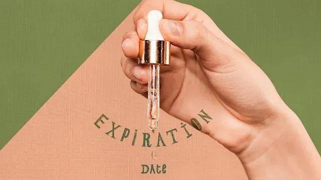 化妆品保质期一般是多久，雅诗兰黛化妆品保质期一般是多久（过期护肤品还能用吗？怎么用）