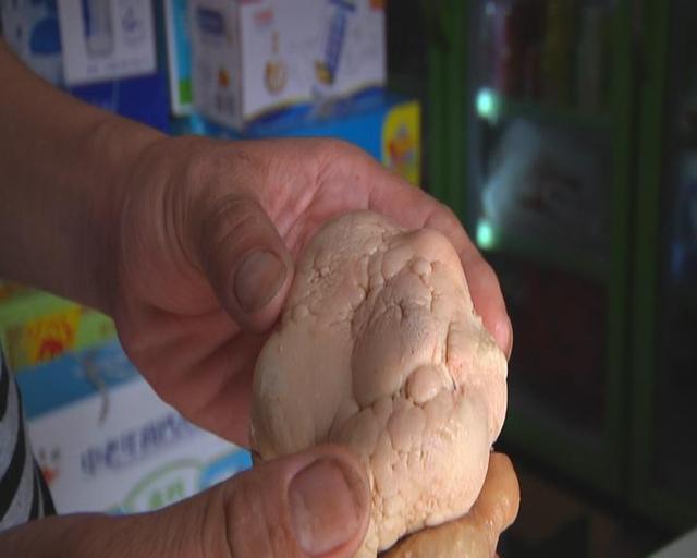 鸡宝的药用价值，鸡宝有什么作用（男子杀鸡发现“鸡宝”）