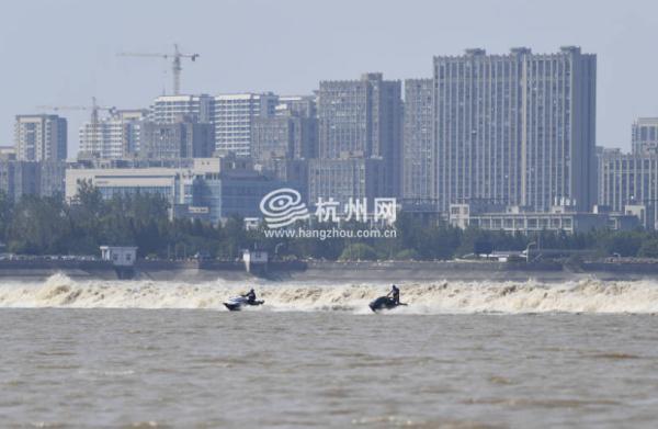 钱塘江观潮最佳时间和地点，钱塘江观潮最佳时间和地点是什么（今年八月十八钱江潮比去年大）