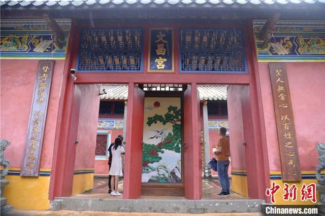 孔庙在哪里，孔庙在哪里哪个省（一座不开大门的孔庙）