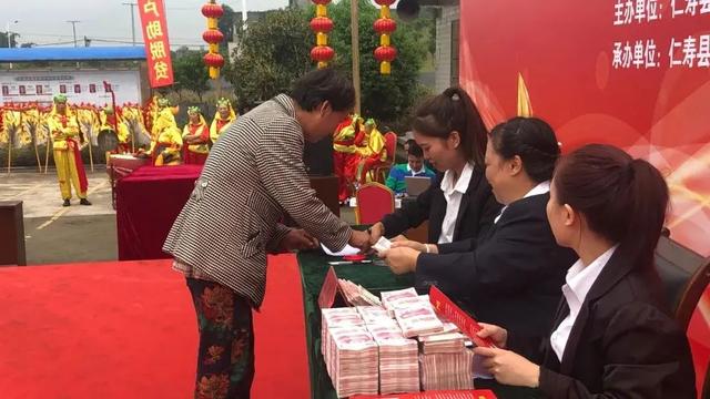 禾加一笔是什么字，禾字加一笔是什么字（乡村变美、群众变富...看）