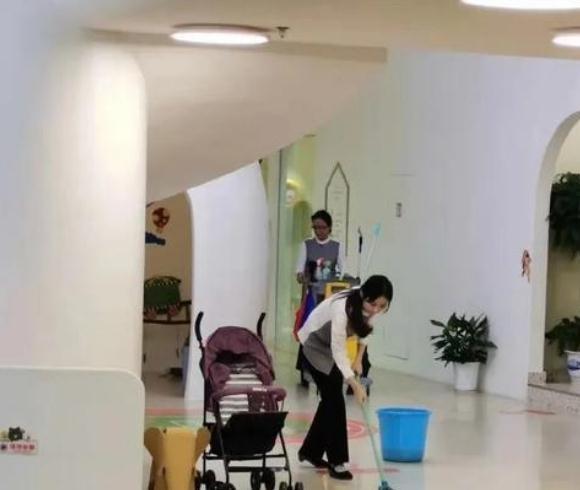 baby穿花袄子挺大肚扮孕妇，穿着土气接地气，却难掩超高颜值