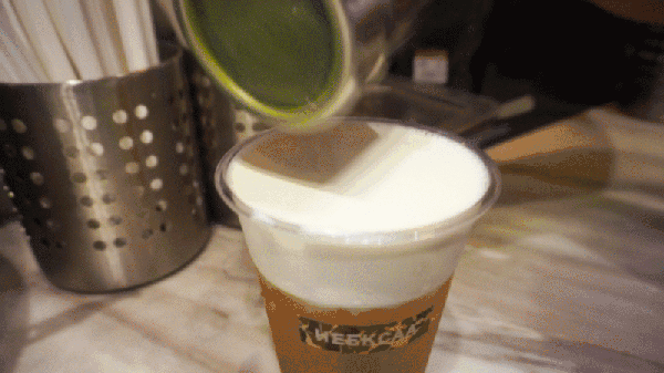 开水烫红牛是什么梗，开水烫红牛懂的人自然懂什么意思（“秋天的第一杯奶茶”是什么热梗）