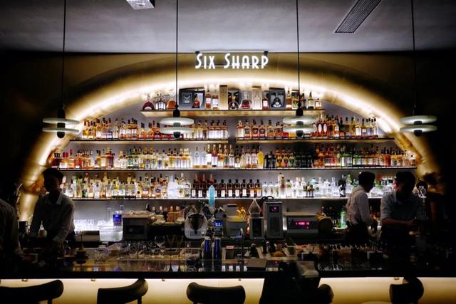 广州一个人去哪里玩酒吧比较好，广州年轻人去的酒吧（广州新酒吧喝一喝吧）